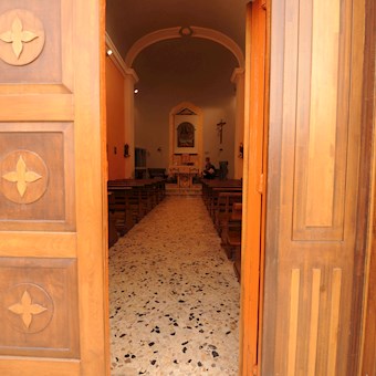 Portone e interno chiesa
